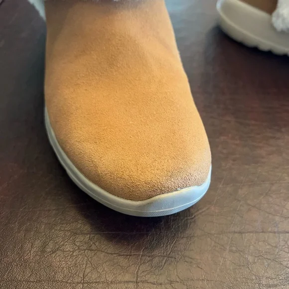 Skechers Tan and White Winter Boots with Fleece Accents - Picture 6 of 11